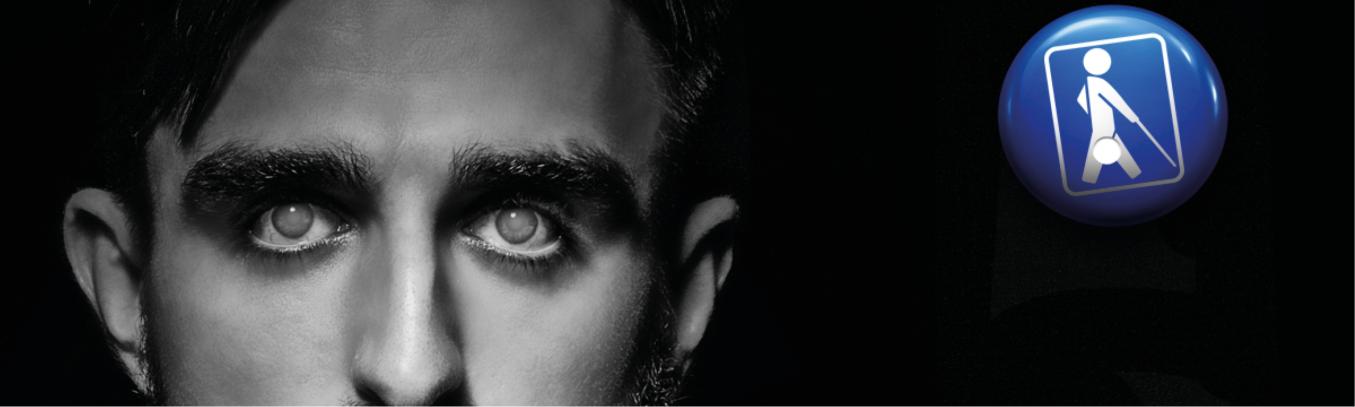 Lähikuva sokeasta miehestä, joka katsoo suoraan kameraan. Kuvan sivussa sininen näkövammaismerkki.